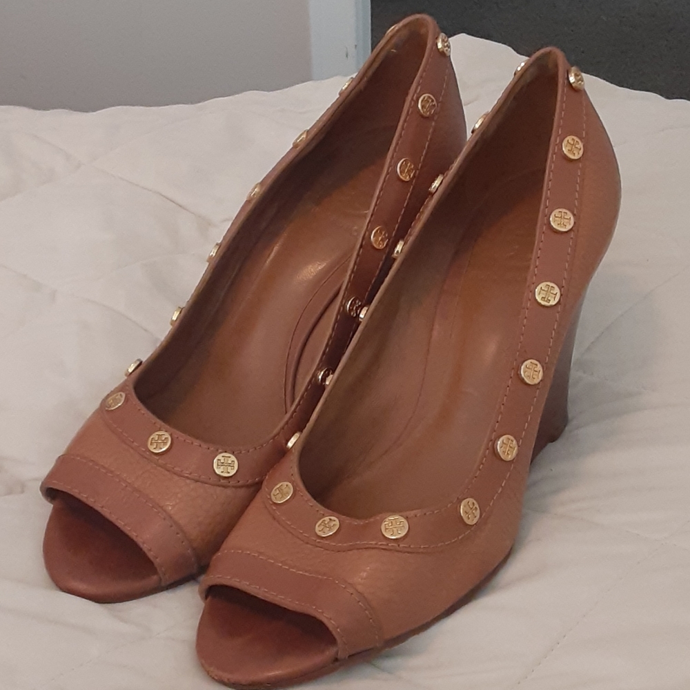 TORY BURCH TAN PEEP TOE WEDGES